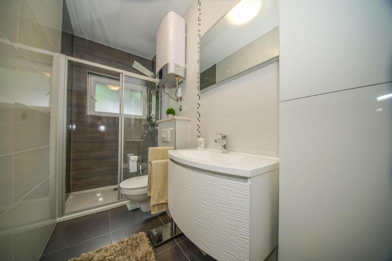 Apartman Mate Splitska Exteriör bild