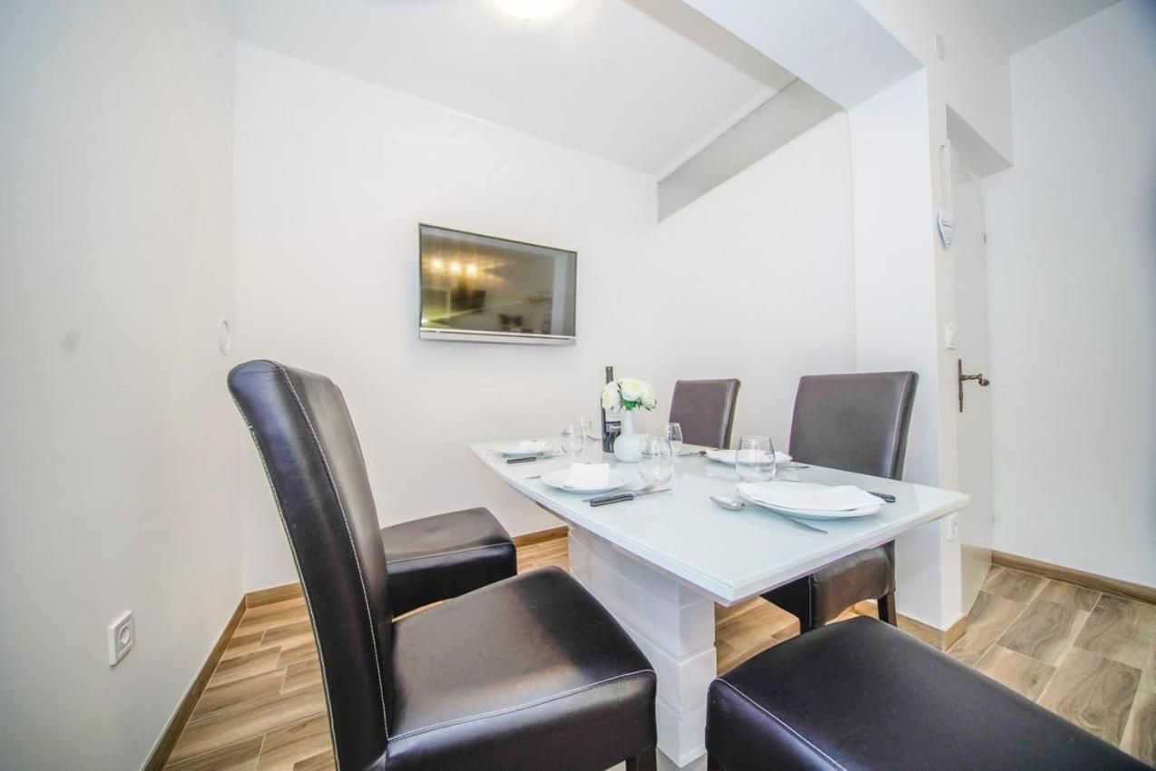 Apartman Mate Splitska Exteriör bild