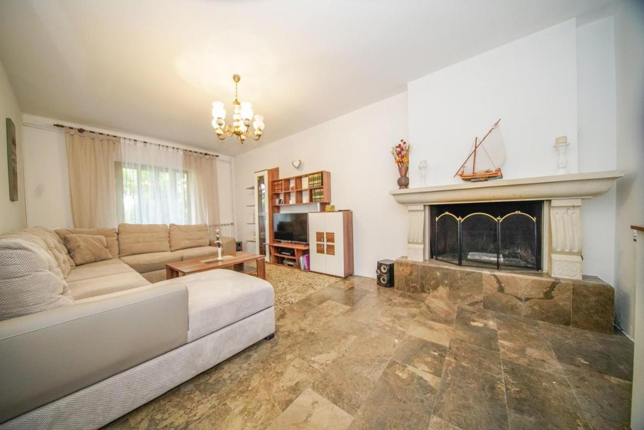 Apartman Mate Splitska Exteriör bild