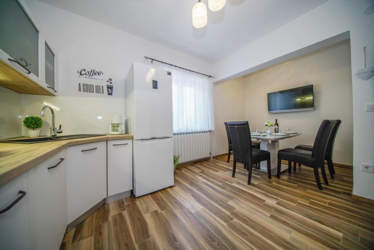 Apartman Mate Splitska Exteriör bild
