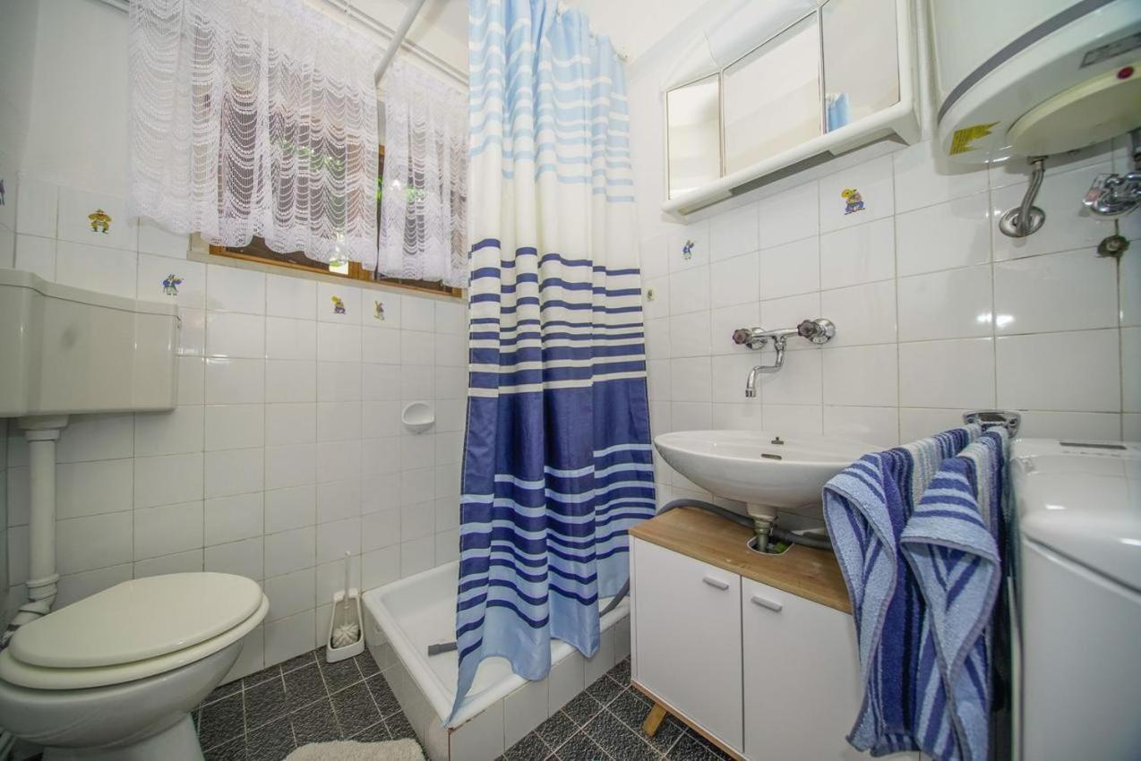 Apartman Mate Splitska Exteriör bild