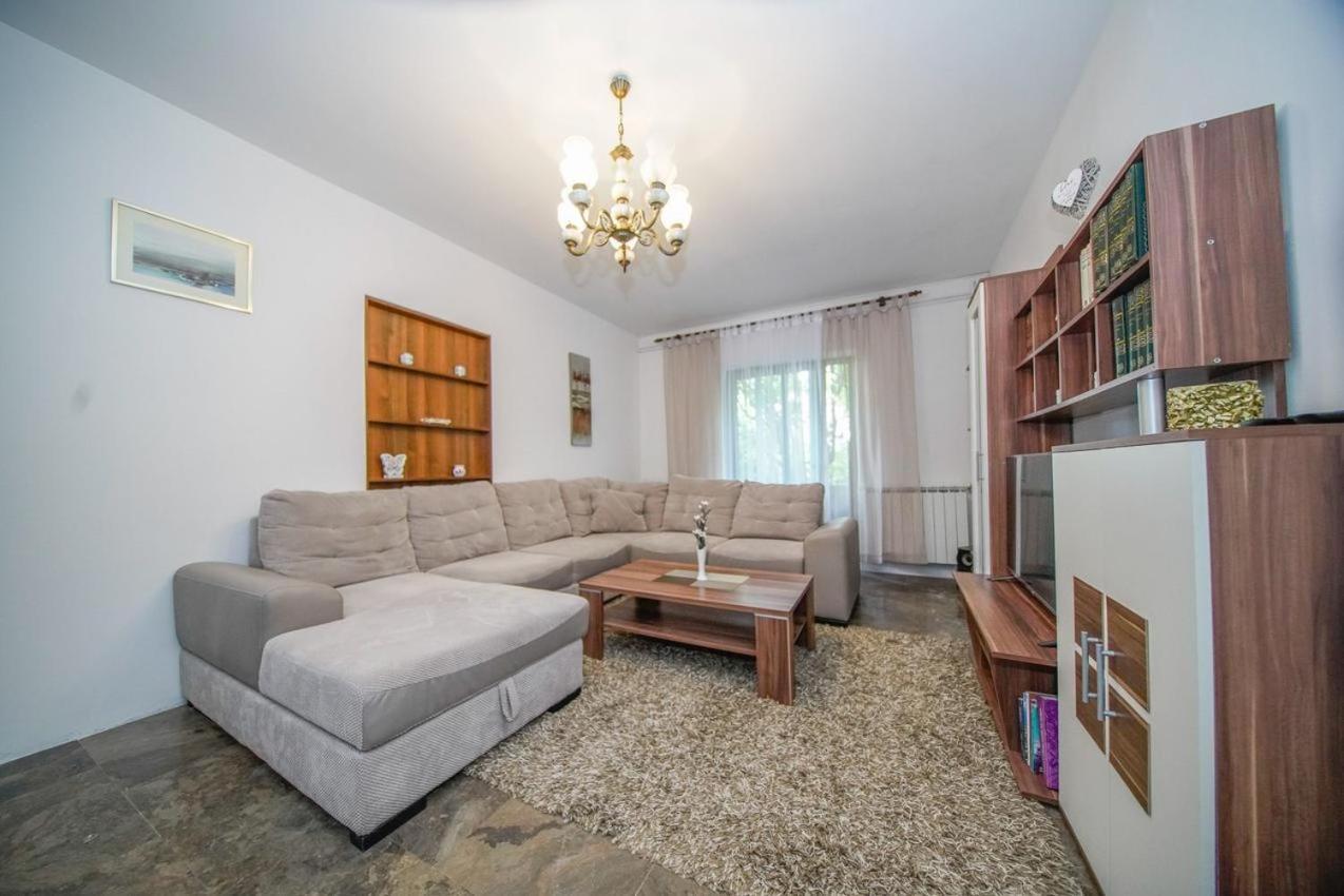 Apartman Mate Splitska Exteriör bild