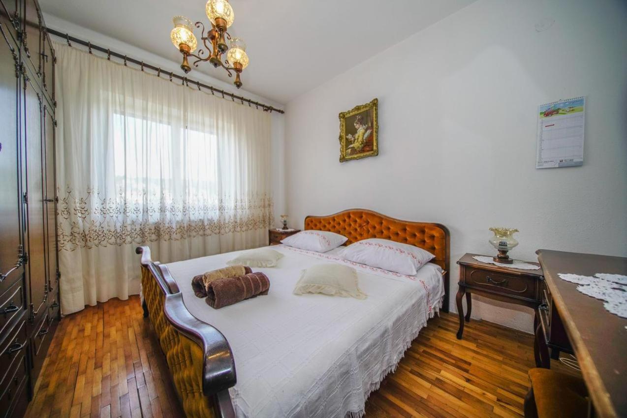 Apartman Mate Splitska Exteriör bild