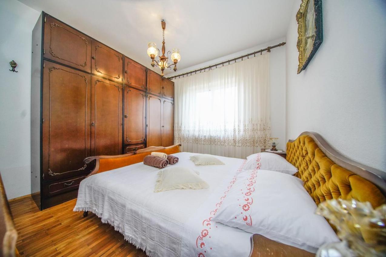 Apartman Mate Splitska Exteriör bild