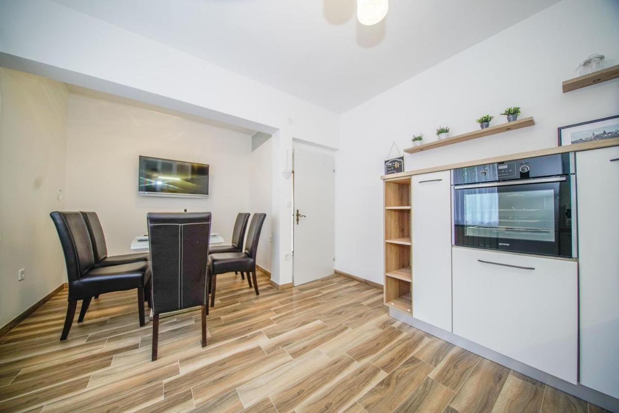 Apartman Mate Splitska Exteriör bild