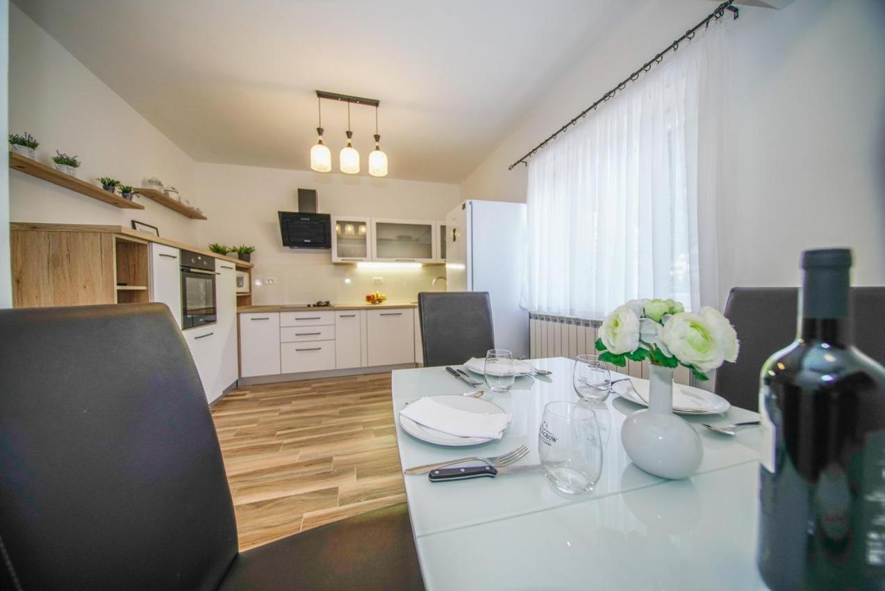 Apartman Mate Splitska Exteriör bild